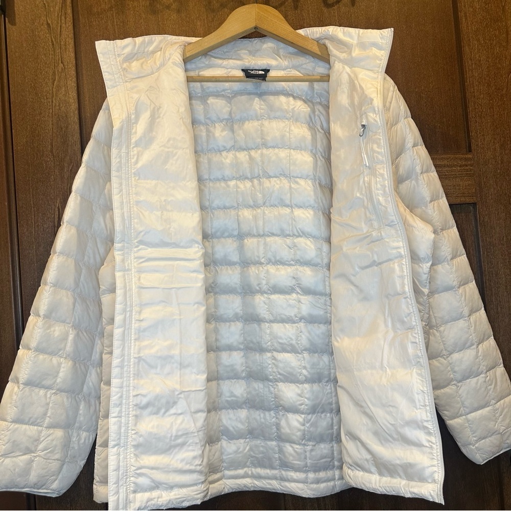 The North Face Women's White Quilted Puffer Jacket - Picture 7 of 7